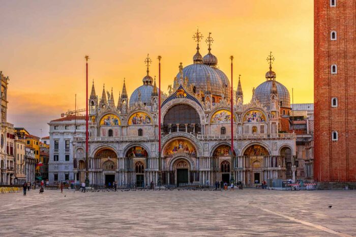Venezia, la Basilica di notte e la Fenice