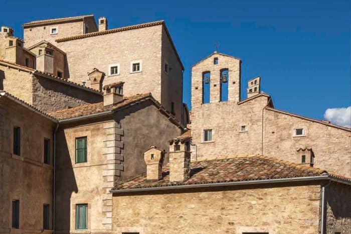 Umbria di Charme e Gourmet: Tra suite e stelle Michelin nel borgo-castello di Postignano